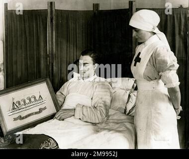 Verwundeter Soldat mit Krankenschwester im City of London Red Cross Hospital, zeigt ihr ein Stück Nadelarbeit. Stockfoto