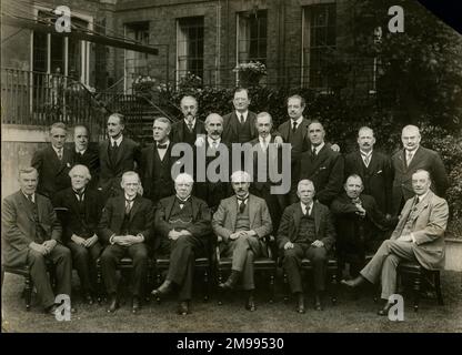 Gruppenfoto, Ramsay MacDonalds Kabinett in der ersten Labour-Regierung. Erste Reihe (von links nach rechts): Adamson, Lord Parmoor, Snowden, Lord Haldane, MacDonald, Clynes, Thomas, Henderson. Zweite Reihe: Trevelyan, Walsh, Lord Thomson, Lord Chelmsford, Olivier, Buxton, Wedgwood, Hartshorn, Shaw. Hintere Reihe: Webb, Wheatley, Jowett. Stockfoto