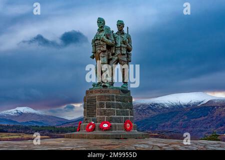 Commando Memorial Spean Bridge Schottland am Abend und schneebedeckte Hügel im Winter Stockfoto
