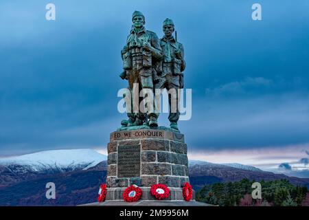 Commando Memorial Spean Bridge Schottland am Abend mit schneebedeckten Hügeln Stockfoto