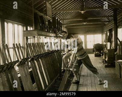 Der General Strike - Varsity Freiwillige, die die Signalbox am LMS Bletchley besetzen. Stockfoto