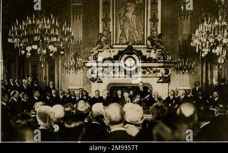 Unterzeichnung des Friedenspaktes in Paris, August 1928 - der Kellogg-Briand-Pakt, oder Pakt von Paris, offiziell als "Allgemeiner Vertrag über den Kriegsausbruch" als Instrument der nationalen Politik bezeichnet. Stockfoto