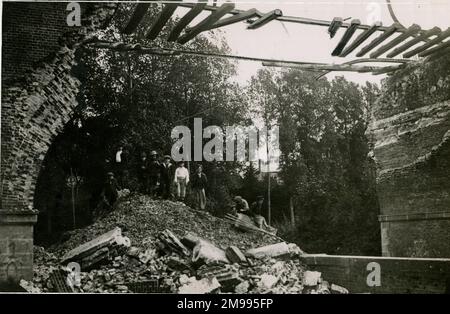 Die Eisenbahn nach Rouen, Frankreich, in Ruinen während des Ersten Weltkriegs. Stockfoto