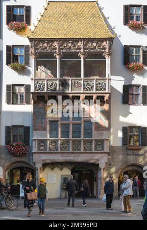 Goldenes Dach Innsbruck, Blick auf das berühmte Renaissance-Gebäude (1500) Kaisergebäude mit goldgefliestem Balkon in der Altstadt von Innsbruck, Österreich Stockfoto