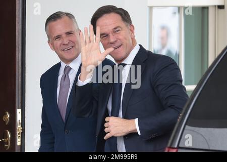 Washington, USA. 17. Januar 2023. Mark Rutte, Ministerpräsident der Niederlande, winkt, wenn er am 17. Januar 2023 in Washington, DC, im Weißen Haus ankommt. (Foto: Oliver Contreras/Sipa USA) Guthaben: SIPA USA/Alamy Live News Stockfoto