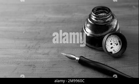 Füllfederhalter mit Tinte auf grauem Holzboden, mit Platz für Kopien Stockfoto