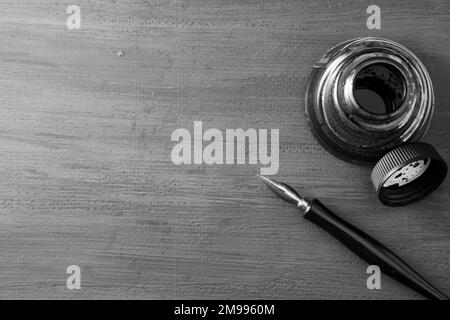 Füllfederhalter mit Tinte auf grauem Holzboden, mit Platz für Kopien Stockfoto