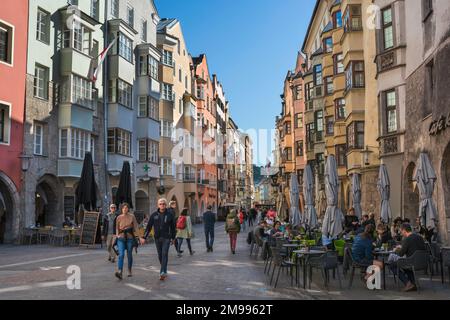 Herzog-Friedrich-Straße Innsbruck, Blick auf die Herzog-Friedrich-Straße, die Haupteinkaufsstraße in der Altstadt von Innsbruck, Österreich Stockfoto