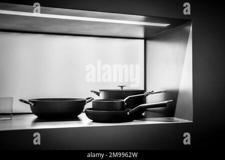 Ein minimalistisches Stillleben mit Töpfen und Pfannen in Schwarz und Weiß Stockfoto