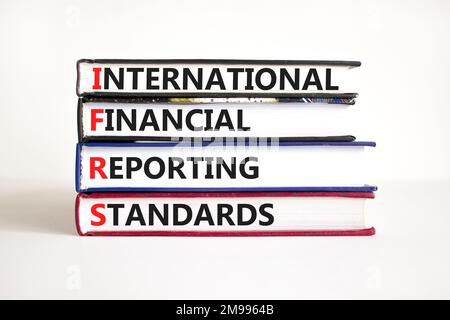 IFRS-Symbol. Konzeptbegriffe IFRS International Financial Reporting Standards auf Büchern auf wunderschönem weißen Hintergrund. Geschäfte IFRS International Financ Stockfoto