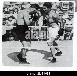 Jack Dempsey und Tommy Gibbons in einem Boxkampf. Stockfoto
