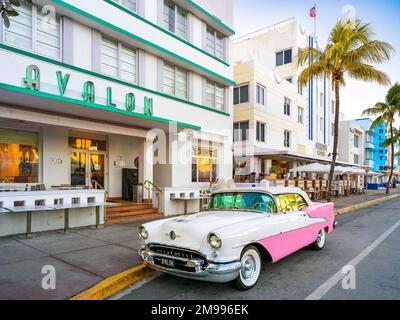 Avalon Hotel und Buick Oldtimer in Pink, Ocean Drive, South Miami Beach, Miami, Florida, USA Stockfoto