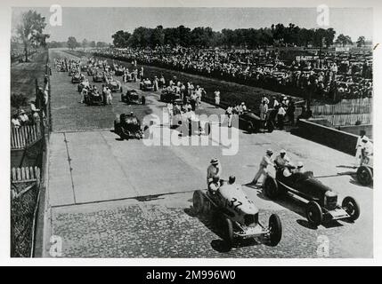 Rennwagen für den Start des 500-Meilen-Rennens in Indianapolis, USA. Stockfoto