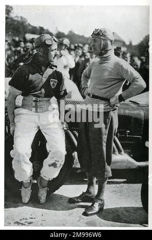 Rennfahrer Sir Henry Birkin mit Sir Malcolm Campbell vor dem Start eines Handicap-Rennens in Brooklands, Surrey. Stockfoto