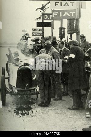 Sir Malcolm Campbell in seinem Rennwagen bei den Brooklands Pits. Stockfoto