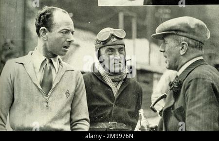 Drei berühmte Rennfahrer bei Shelsley Walsh (von links nach rechts): Raymond Mays, Sir Malcolm Campbell (Weltrekordhalter mit 301 km/h) und Earl Howe. Stockfoto