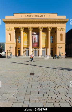 Innsbrucker Landestheater, im Sommer Blick auf das Landestheater - Theater und Konzerthalle in der Nähe des historischen Stadtzentrums von Innsbruck, Österreich Stockfoto