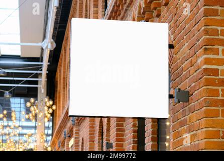Leeres weißes Modell für Schilder an der Geschäftswand, quadratische, moderne Außenschilder mit Werbeschilderung, Firmenschild zum Hinzufügen von Logo oder Text Stockfoto