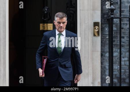 London, Großbritannien. 17. Januar 2023. Minister für Verkehr Mark Harper verlässt die Downing Street 10, nachdem er an der wöchentlichen Kabinettssitzung unter dem Vorsitz von Premierminister Rishi Sunak teilgenommen hat. Kredit: Wiktor Szymanowicz/Alamy Live News Stockfoto