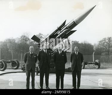 Der Staatssekretär für Krieg, der rechte Hon John Profumo, OBE, MC, besuchte am Montag, den 7. November 1960 die Guided Weapons Division von English Electric Aviation Ltd, Stevenage. Vor der englischen Electric Thunderbird Rakete stehen Lord Caldecote, Managing Director, English Electric Aviation Ltd (zweite links), John Profumo (dritte links), Generalleutnant Sir Harold E. Pyman, KCB, CBE, DSO, Stellvertretender Chef des Imperial General Staff (links) und Major General E.S. Lindsay, CB, CBE, DSO, Stellvertretender Minister für Ordnungspolitik (rechts). Stockfoto