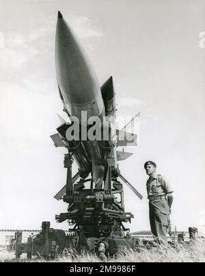 Sgt. Leslie Williams vom 32. Guided Weapons Regiment der Royal Artillery in Ty Croes, Nordwales, während des Trainings mit der englischen elektrischen Thunderbird-Boden-Luft-Rakete, 16. Juli 1961. Stockfoto