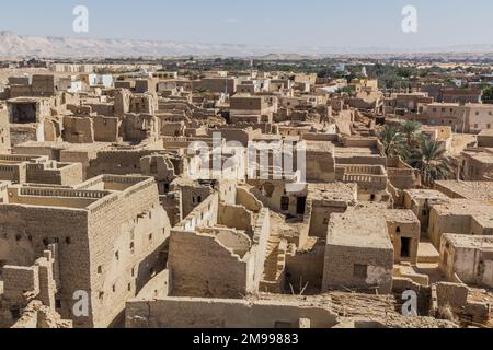 Blick aus der Vogelperspektive auf das Dorf Al Qasr in der Oase Dakhla, Ägypten Stockfoto