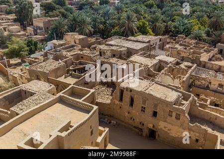 Blick aus der Vogelperspektive auf das Dorf Al Qasr in der Oase Dakhla, Ägypten Stockfoto