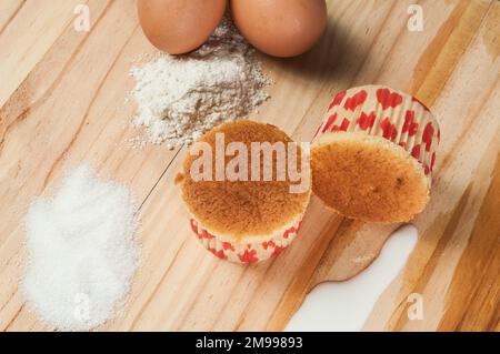 Leckere hausgemachte Cupcakes zum Valentinstag. Stockfoto