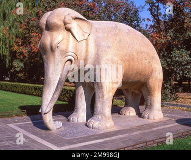 Mythische Elefantenstatue, Heiliger Weg, die Ming-Gräber, Changping District, Peking, Die Volksrepublik China Stockfoto