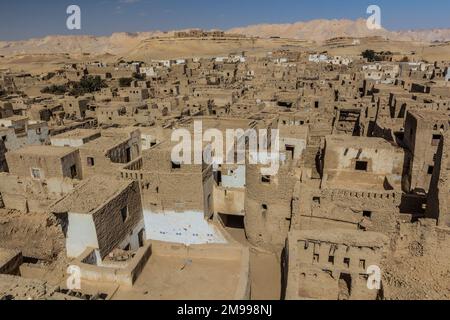 Blick aus der Vogelperspektive auf das Dorf Al Qasr in der Oase Dakhla, Ägypten Stockfoto