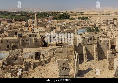 Blick aus der Vogelperspektive auf das Dorf Al Qasr in der Oase Dakhla, Ägypten Stockfoto