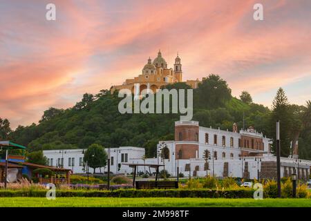 Los Remedios Sanctuary in Cholula Puebla auf einem Hügel, mit Sonnenuntergang im Hintergrund Stockfoto