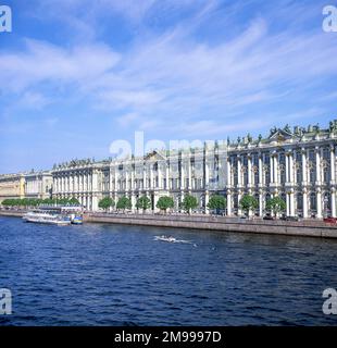 18. Century State Eremitage Museum über den Fluss Niva, St. Petersburg, Nordwestregion, Russische Föderation Stockfoto