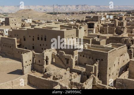 Blick aus der Vogelperspektive auf das Dorf Al Qasr in der Oase Dakhla, Ägypten Stockfoto