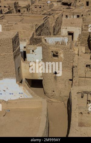 Blick aus der Vogelperspektive auf das Dorf Al Qasr in der Oase Dakhla, Ägypten Stockfoto