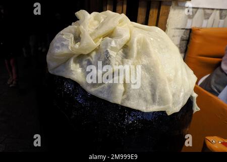 Frauen kneten Teig auf einem öligen Tisch und kochen traditionelles Rghayf oder Msperen, ein traditionelles marokkanisches Brot in Fes Medina Marokko Stockfoto