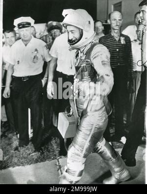 Astronaut Virgil ?Gus? Grissom verlässt den Hangar am Cape Canaveral vor seinem verspäteten Flug, der aufgrund schlechter Wetterbedingungen am 19. Juli 1961 abgesagt wurde. Stockfoto