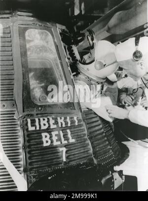 Astronaut Virgil ?Gus? Grissom betritt sein Mercury-Raumschiff, Liberty Bell 7, in Cape Canaveral für einen zweiten Versuch seines Suborbitalflugs nach der früheren Annullierung aufgrund von schlechtem Wetter, 21. Juli 1961. Stockfoto