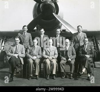 Das Napier Experimentalteam vor Hawker Tempest V, NV768, ausgestattet mit einem Ringstrahler, Juli 1946. Steht: F.S. Lester, Flugtestingenieur; R.C. Marcell, Chief Draughtsman, K.H. Greenly, Project Engineer und S.A. Clark, Chief Inspector. Sitz: Mike Randrup, Chief Test Pilot; F.L. Parris, Betriebsleiter, C.L. Cowdrey, Chief Installation Engineer, C.F. Vickers, Chefdesigner und J.B. Warte, Verbindungsingenieur. Stockfoto