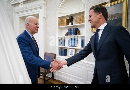 Washington DC, USA. 17. Januar 2023. WASHINGTON - Premierminister Mark Rutte während seines Treffens mit US-Präsident Joe Biden im Weißen Haus. Während des Besuchs wird die Koordinierung der Unterstützung für die Ukraine erörtert. Darüber hinaus wird die weitere Zusammenarbeit in den Bereichen Verteidigung und Sicherheit erörtert und eine weitere Stärkung der bilateralen Handelsbeziehungen zwischen den Niederlanden und den Vereinigten Staaten erörtert. ANP BART MAAT netherlands Out - belgium Out Credit: ANP/Alamy Live News Stockfoto