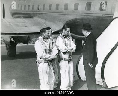 Von links: Testpiloten Joseph Harold ?Jimmy? Orrell und Sydney Albert ?Bill? Thorn with Avros Chefdesigner, Roy Chadwick, along Avro Tudor 2, G-ASSU, März 1946. Stockfoto