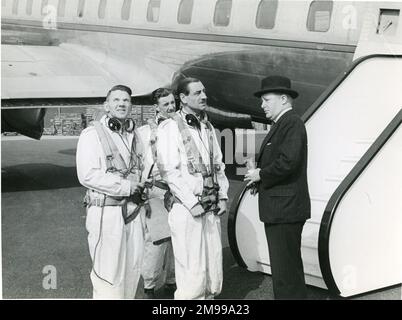 Von links: Testpiloten Joseph Harold ?Jimmy? Orrell und Sydney Albert ?Bill? Thorn with Avros Chefdesigner, Roy Chadwick, along Avro Tudor 2, G-ASSU, März 1946. Stockfoto