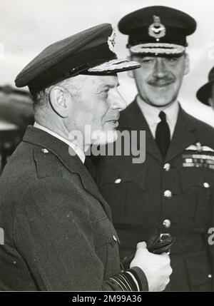 Der Chef der Luftwaffe ernennt Royal Air Force, Air Chief Marshal Sir William Dickson und Air Staff Royal Australian Air Force, Air Marshal Sir Donald Hardman, unterhalten sich auf der Rollbahn der RAAF Laverton kurz nachdem Sir William in einer RAF Hastings gelandet ist. Stockfoto