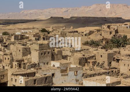 Blick aus der Vogelperspektive auf das Dorf Al Qasr in der Oase Dakhla, Ägypten Stockfoto