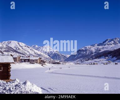 Langläufer auf gefrorenem See, Livigno, Alta Valtellina, Lombardei, Italien Stockfoto