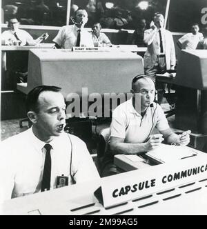 Von links: Alan Shepard Jr und John Glenn Jr im Mercury Control Center am 18. Juli 1961 vor dem Suborbitalflug von Virgil Grissom am 21. Juli. Stockfoto