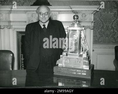 Sir Bennett Melvill Jones, CBE, HonFRAeS, 1887-1975, erhielt am 20. Mai 1954 die Trophäe „Musick Memorial“ für den praktischsten Beitrag zur Sicherheit von Flugzeugen unter besonderer Berücksichtigung der transozeanischen Luftfahrt. Stockfoto