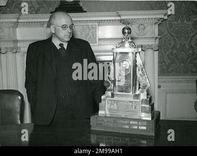 Sir Bennett Melvill Jones, CBE, HonFRAeS, 1887-1975, erhielt am 20. Mai 1954 die Trophäe „Musick Memorial“ für den praktischsten Beitrag zur Sicherheit von Flugzeugen unter besonderer Berücksichtigung der transozeanischen Luftfahrt. Stockfoto