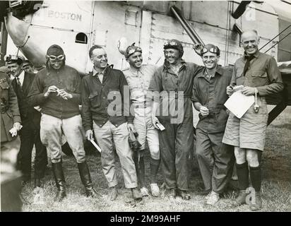 Die Ankunft des Flugzeugs des American World Flight in Croydon, England, im Jahr 1924. Neben dem Douglas World Cruiser Boston sind sie von links: LT. Lowell Herbert Smith, LT. Leslie P. Arnold, Staff. Sergeant Henry H. Ogden, LT. Jack Harding, LT. Leigh P. Wade und LT. Erik Nelson. Stockfoto