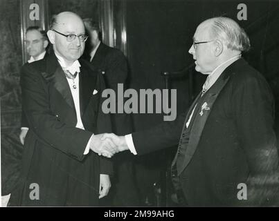 Dr. R.M. Campbell, CMG, Stellvertretender hoher Kommissar für Neuseeland, Left, beglückwünscht Sir Bennett Melvill Jones, CBE, HonFRAeS, 1887-1975, dem am 20. Mai 1954 die Musick Memorial Trophy für den praktischsten Beitrag zur Sicherheit von Flugzeugen unter besonderer Berücksichtigung der transozeanischen Luftfahrt verliehen wurde. Stockfoto